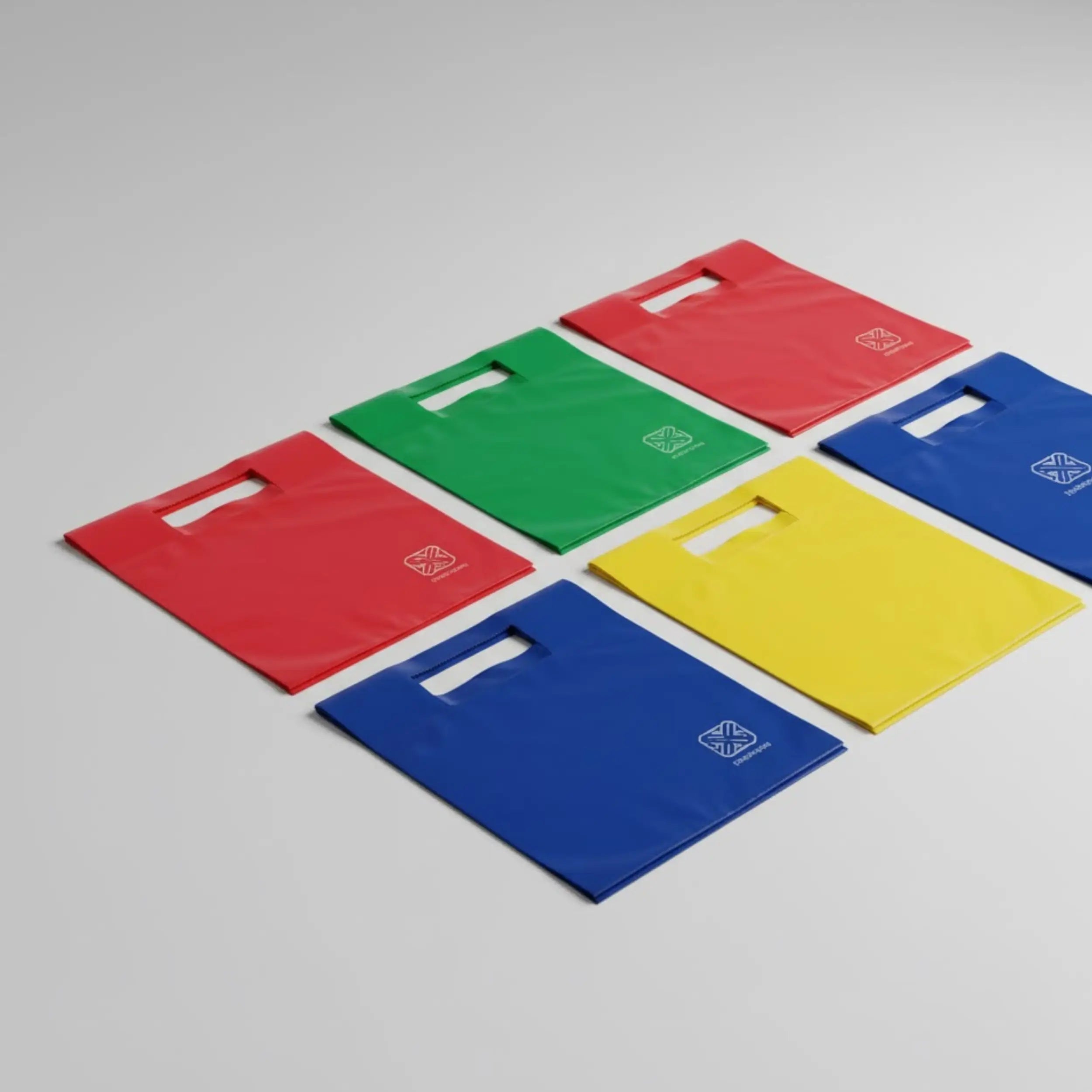 Sada barevných plastových sáčků s výsekem pro úchop. Kvalitní a odolné obaly určené pro reklamní, potravinářské i průmyslové využití.